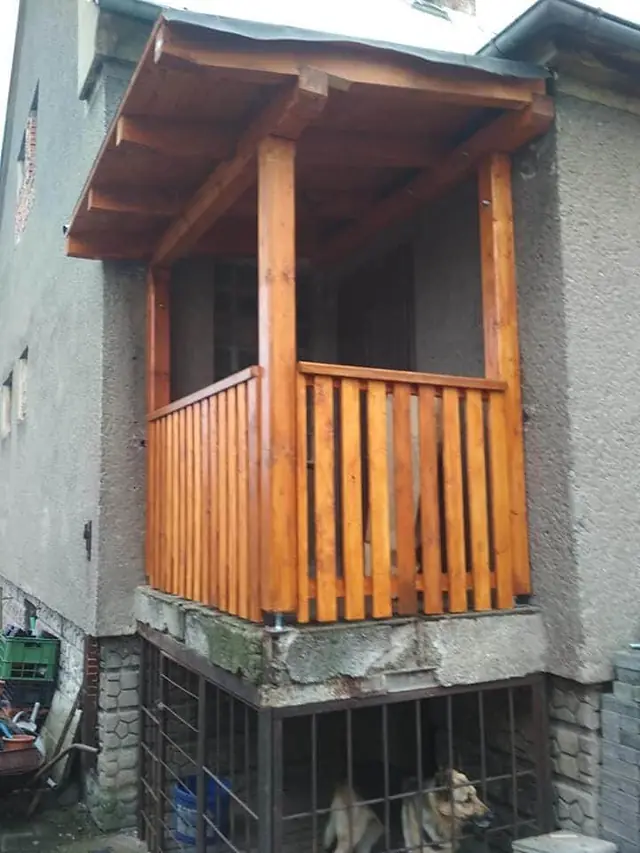 Dřevěný balkon na rodinném domě