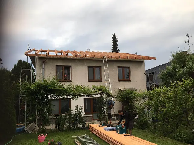Nový krov na patrovém domě